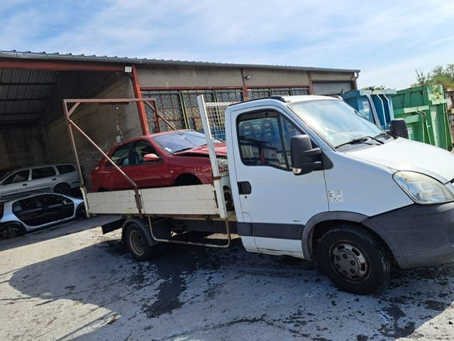 Épaviste BJ Épaviste enlevant une épave à Vaulx-en-Velin